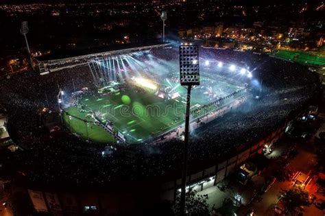 Lanzamiento A Reo Del Estadio De Toumba Por Completo De Los Fans Del