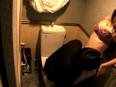 我慢できずトイレでセックスを始める発情カップルたち5 エロ動画・アダルトビデオ Fanza動画