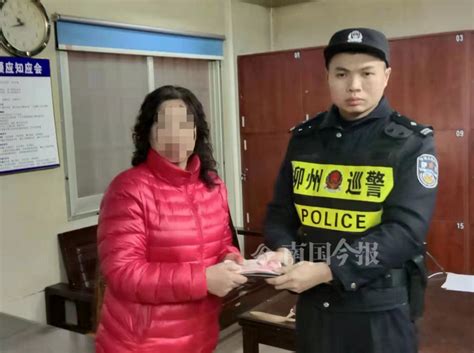 柳州女子捡到一个包，内有一沓百元大钞，她当即决定腾讯新闻