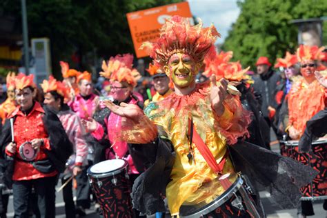 Karneval Der Kulturen Zieht Wieder Durch Berlin Kreuzberg