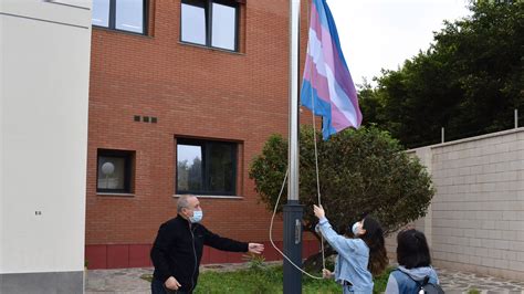 Izan En Delegaci N Del Gobierno La Bandera Trans Por El D A