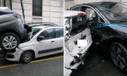 Scontro Tra Due Auto La Jaguar Carambola Su Cinque Vetture E Le