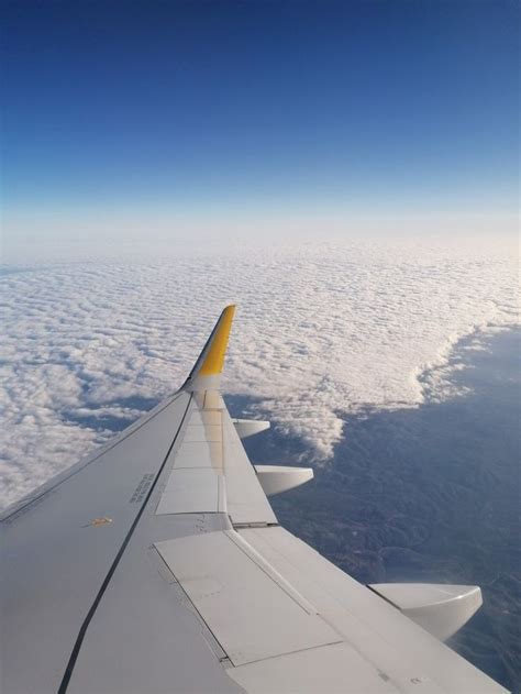 Avión sobrevolando las nubes Airplane view Scenes Airplane