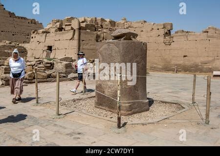 Statue Von Amenophis Iii Im Tempel Der Mut Der Gro E In Karnak Luxor