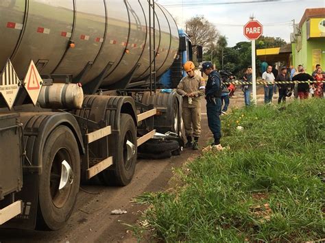 Frentista em moto é arrastado por carreta na capital de MS e fica