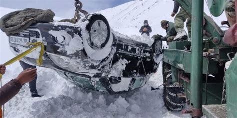 Army Rescue Stranded Vehicles Civilians At Khardung La Voice Of Ladakh