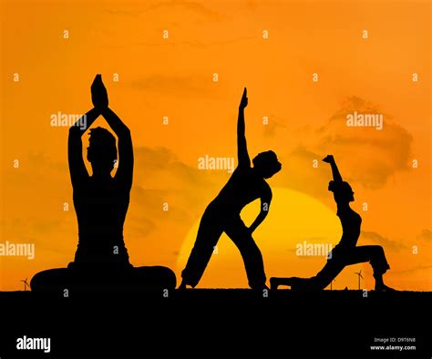 Silueta de la mujer haciendo yoga Fotografía de stock - Alamy