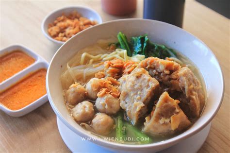 Apalagi bakso dengan sambal yang sehah . Uhhh, baru membayangkan aja udah ngiler. hihihi