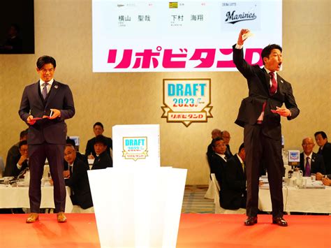 【ドラフト】広島新井監督、1位青学大・常広羽也斗と対面「何年か後にはチームの核になれる選手」 プロ野球写真ニュース 日刊スポーツ