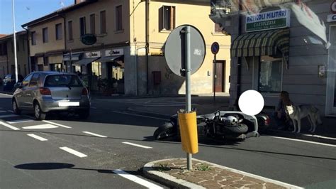 Incidente Stradale Scooter Contro Auto Ferito Il Conducente Del Mezzo