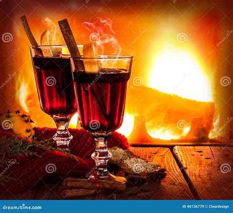 Heißer Glühwein Auf Kaminhintergrund Erwärmungsgetränk Des Winters