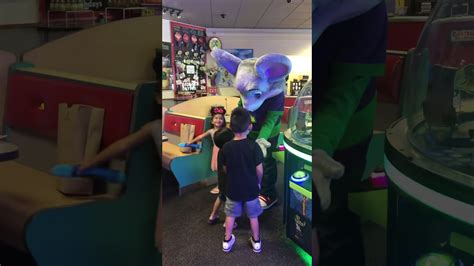 Meeting Chuck E Cheeses For The First Time In Honolulu Youtube