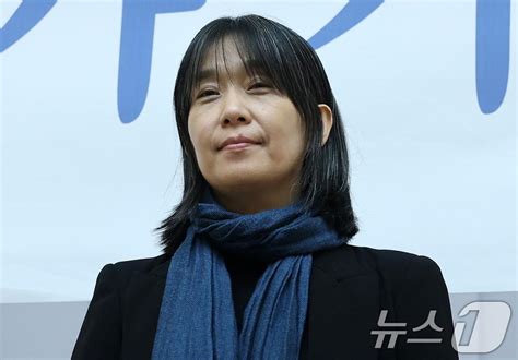 한강 노벨상 수상 후 오늘 첫 공개석상포니정 혁신상 시상식 참석 뉴스1