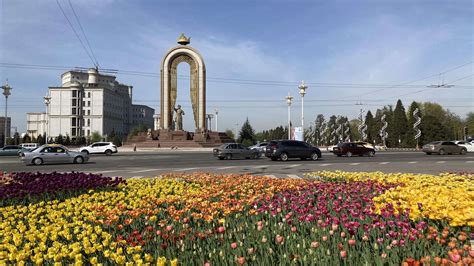 Офтобу гулҳо: Баргузории фестивали “Сайри гули лола” дар Душанбе