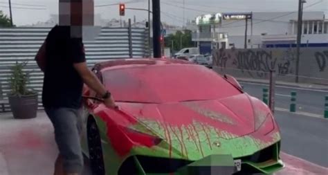 Activistas rocían con pintura un Lamborghini en Ibiza