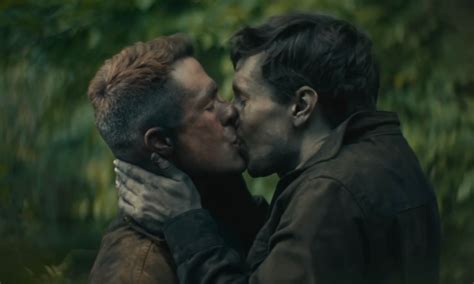 Colton Haynes Y James Scully Interpretan A Amantes Gay En El Nuevo