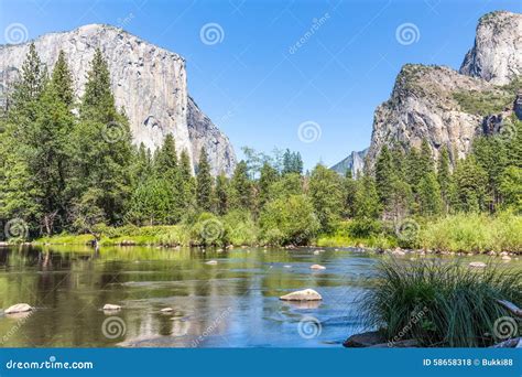 Klassisk Sikt Av Den Yosemite Dalen I Den Yosemite Nationalparken