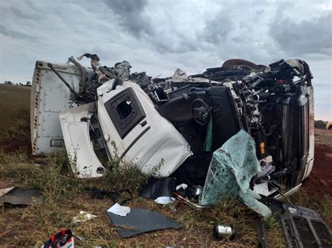 Caminhoneiro de 38 anos morre após batida entre dois caminhões em