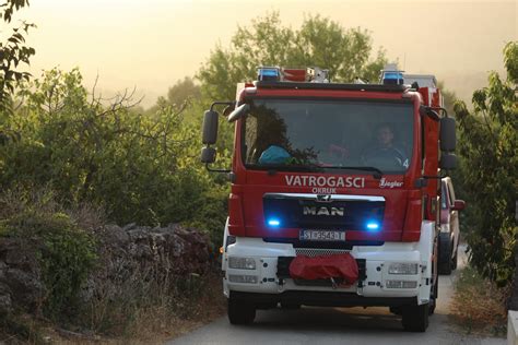 Slobodna Dalmacija Gori U Segetu Kod Trogira Na Terenu Tri