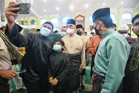 Menunaikan Solat Sunat Hari Aidilfitri Di Masjid Al Azim Masjid Negeri