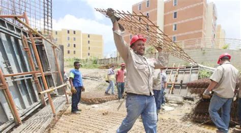 Ministro Villarroel Inspecciona Construcci N De Viviendas En Urbanismo