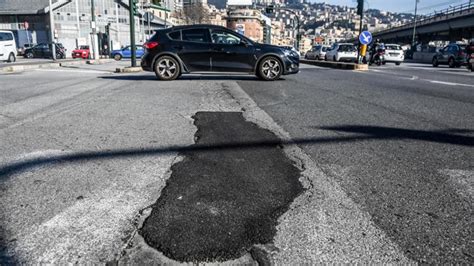 Strade Marciapiedi E Caditoie Il Comune Di Genova Stanzia 9 Milioni