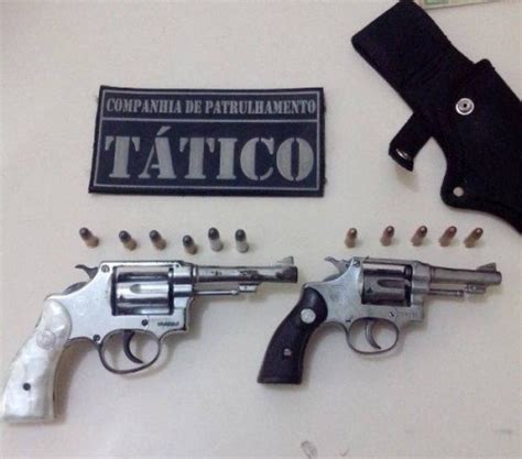 Quatro homens são presos armas durante abordagem de rotina da PM em