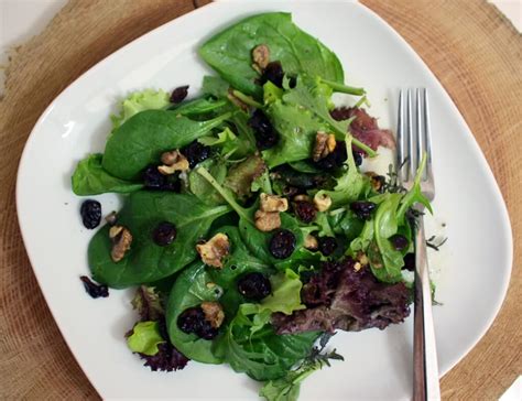 Rezept für Herbstsalat mit Walnüssen und Cranberries in Apfelvinaigrette