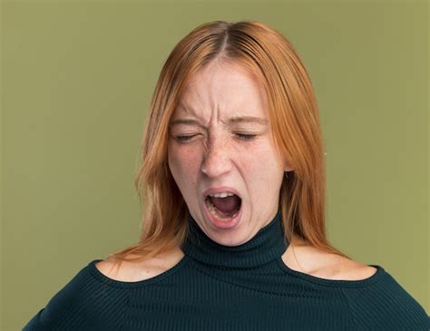 Jeune Rousse Agacée Au Gingembre Avec Des Taches De Rousseur Debout Avec Les Yeux Fermés Isolée