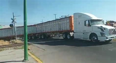 Trata de ganarle el paso al tren y tráiler es embestido en la calle 12