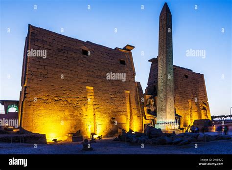 El obelisco y la estatua de Ramsés II en la entrada al Templo de Luxor