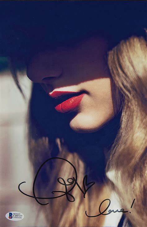 Taylor Swift Signed Photograph | RR Auction