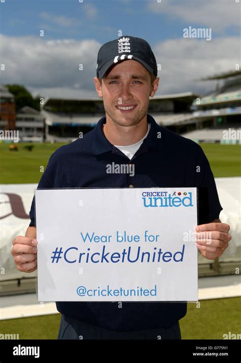 England cricketer chris woakes poses sign cricket united saying hi-res ...