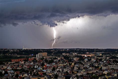 Aplink Lietuv Kaupiasi Audros Debesys Em Skandins Lietus Dang