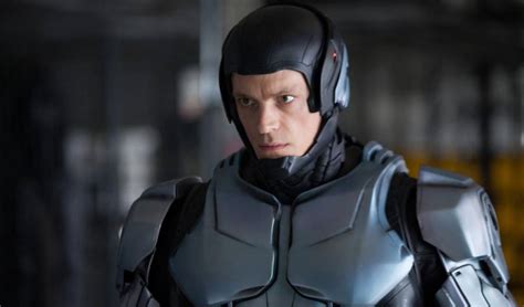 Robocop Joel Kinnaman dá resposta SINCERONA sobre o fracasso do