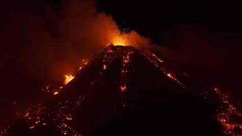 Las Espectaculares Imágenes De La última Erupción Del Etna Corrientes De Lava Y Emisiones De Ceniza