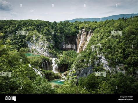 Atemberaubende Aussicht auf Wasserfälle und Seen von Plitvice