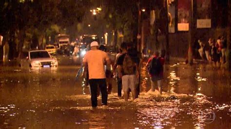 Temporal No Rio Mata Pessoas Derruba Rvores Alaga Ruas E Hotel