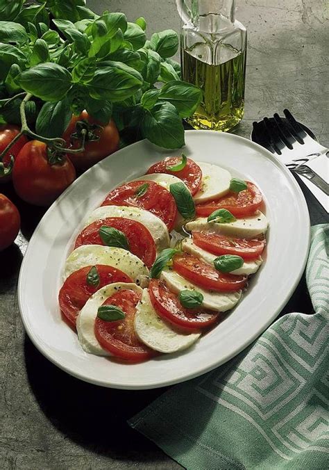 Tomate Mit Mozzarella Und Basilikum Tomate Mozzarella Tomate Mozzarella Rezepte Tomaten