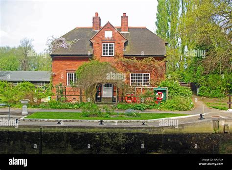 Lock Keepers House Sonning Lock River Thames Berkshire Stock Photo