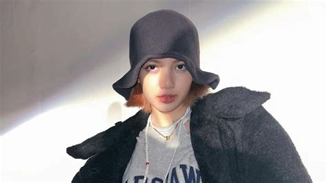 Lengkapi Penampilanmu Dengan Padu Padan Topi Ala Lisa BLACKPINK