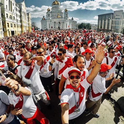 Los Hinchas Peruanos Hacen Sentir Su Presencia En El Mundial Rusia 2018