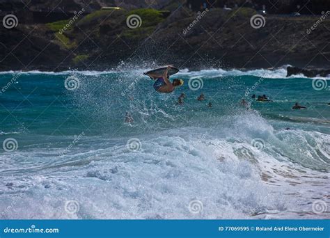 Persona Que Practica Surf Del Tablero Del Cuerpo Imagen Editorial