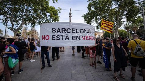 Miles De Personas Claman En Barcelona Contra La Masificaci N Tur Stica