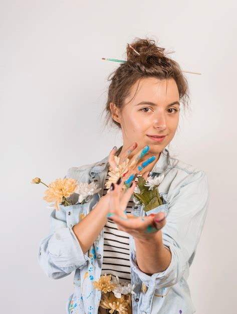 Portrait De Femme Artiste Avec De La Peinture Sur Les Mains Photo