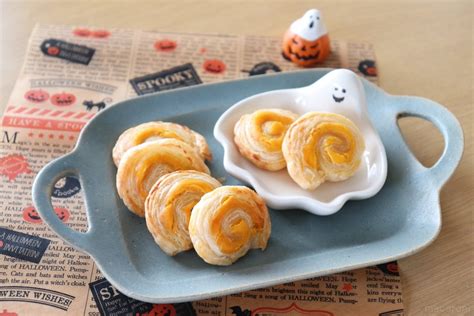 ハロウィンのおやつに！「かぼちゃとクリチのぐるぐるパイ」 Macaroni