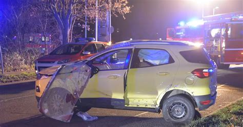 Vorfahrt genommen Auto überschlägt sich fünf Verletzte bei Unfall