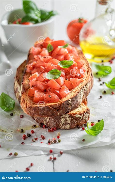 Bruschetta Crujiente Con Tomate Fresco Como Entrante Cocina Italiana