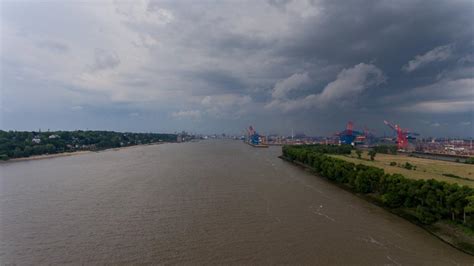 Unwetter überflutet Straßen in Hamburg DWD warnt vor extrem starkem