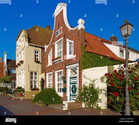 Häuser am Hafen Greetsiel Ost Friesland Deutschland Stockfotografie